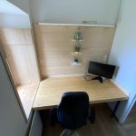 Poste de travail individuel près d’une fenêtre, avec rangements intégrés