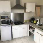 Cuisine partagée avec four, micro-ondes et bouilloire électrique