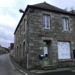 Façade extérieure du bâtiment de La Hutte, entrée visible